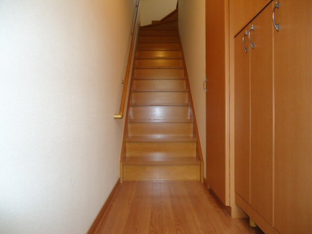 クリエイトⅡ202号室 木目が綺麗な階段