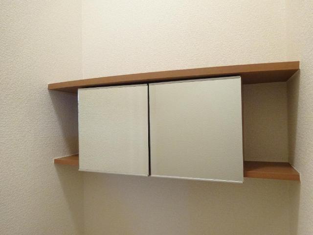 シェルル江北105号室 トイレ戸棚（鏡付）