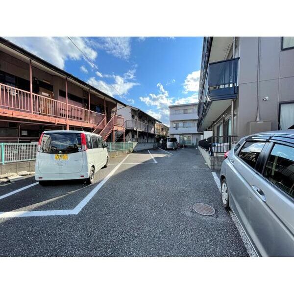 ファミール芝下 駐車場