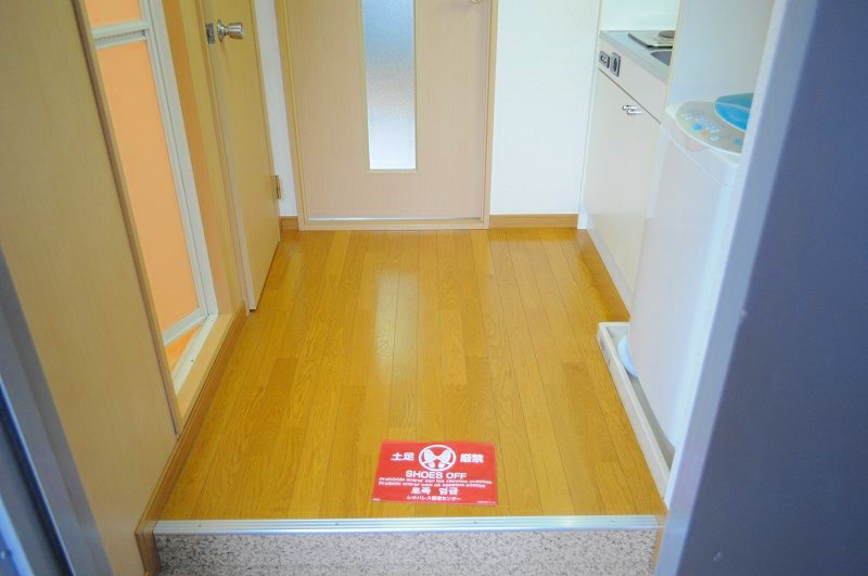 レオパレスＵＺＡＷＡ102号室 玄関