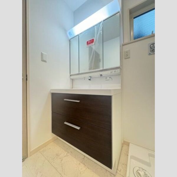 メゾンボヌール101号室 収納豊富な3面鏡のシャンプードレッサー♪