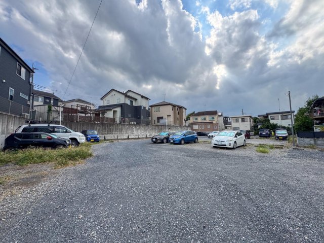 デザイナーズリノベ戸建て 駐車場まで、220m、徒歩3分です