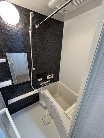 ウィンメゾン海神0201号室 広々とした浴槽で疲れを癒してください！