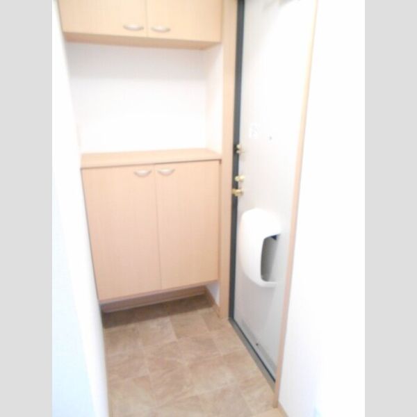 ウィスタリア　B 玄関