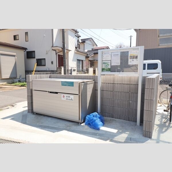 ソレアード202号室 ゴミ置き場&掲示板