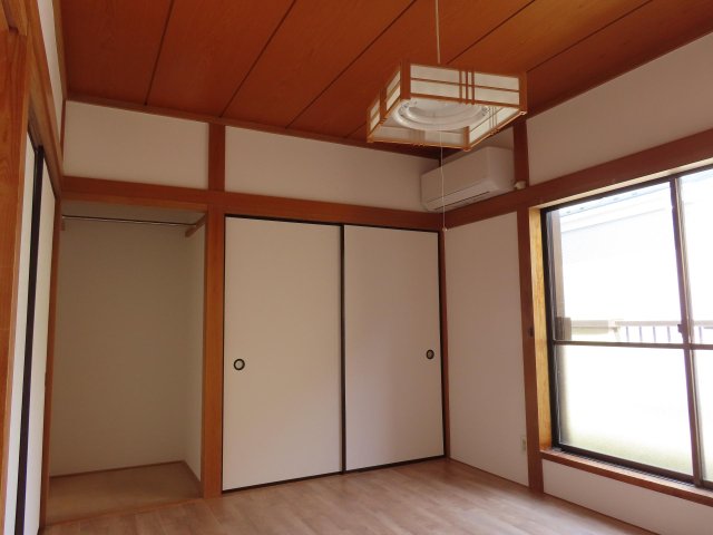 さいたま市大谷口戸建 2階洋室／エアコン設置済／ハンガーパイプ設置