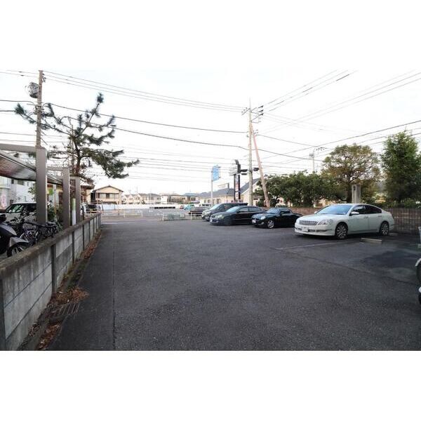 マーレ湘南101号室 駐車場