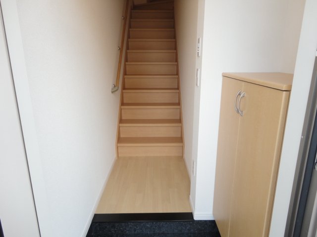 ｆｅｌｉｃｅ（フェリーチェ） 玄関～昇降階段