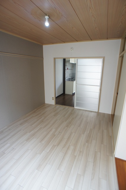 ハイツ近藤0102号室 クロス張替えました