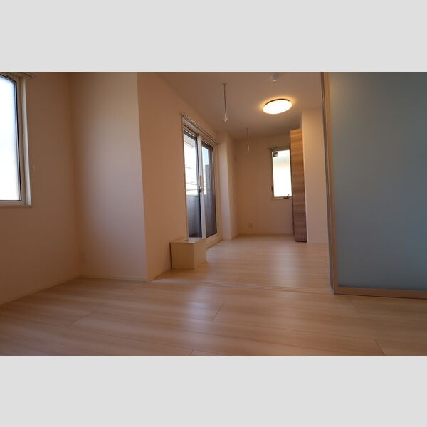 エクセリア早宮205号室 リビングから洋室照明付き