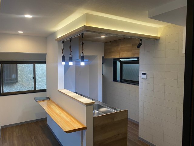 HANEZAWAワン 間接照明で広々対面キッチン。ひのき一枚板の特注カウンター