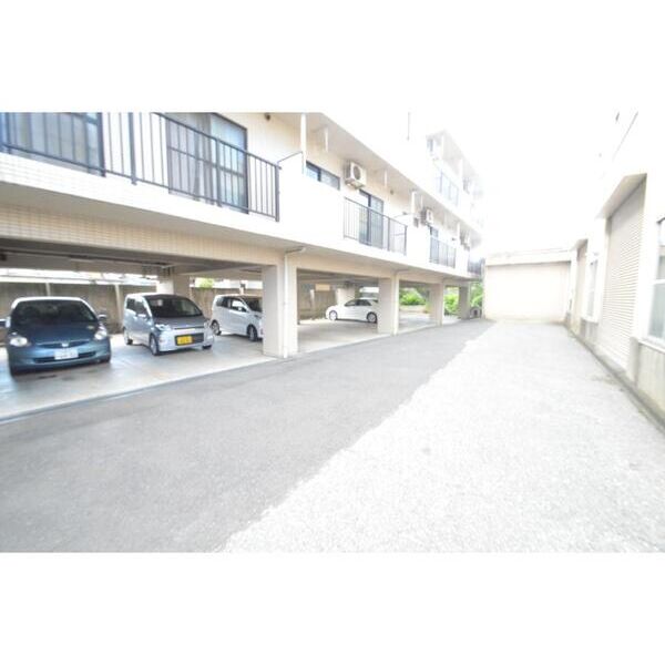 エステート桜木301号室 駐車場