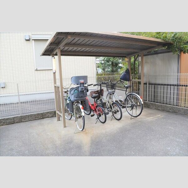 ルミエールD 駐輪場