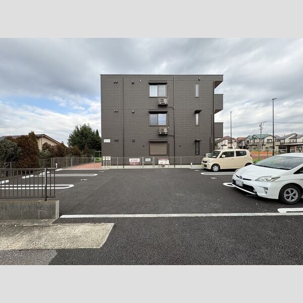 メゾンドール・カムイδ館 駐車場