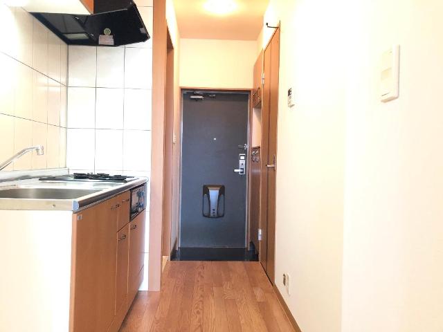 サンライズ・ガーデン201号室 キッチンから玄関にかけて