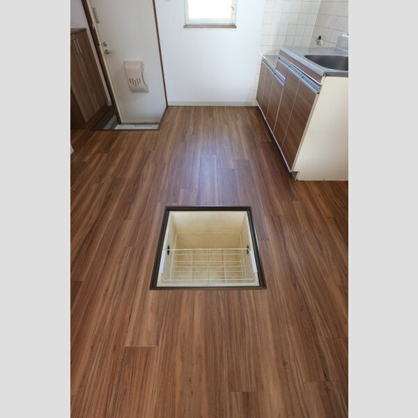 酒井根ガーデンハイツ103号室 床下収納