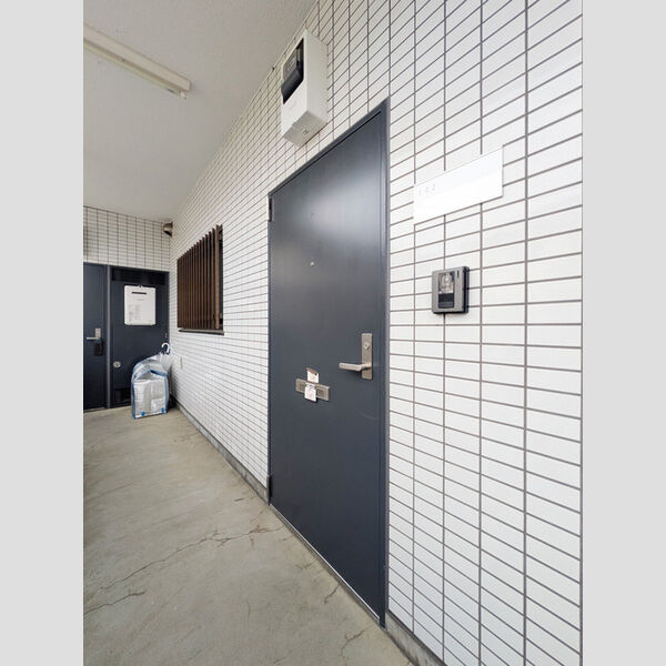 ライフアメニティー102号室 玄関ドア