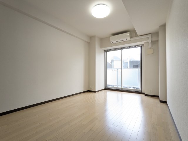 ジュモー京成船橋806号室 リビング