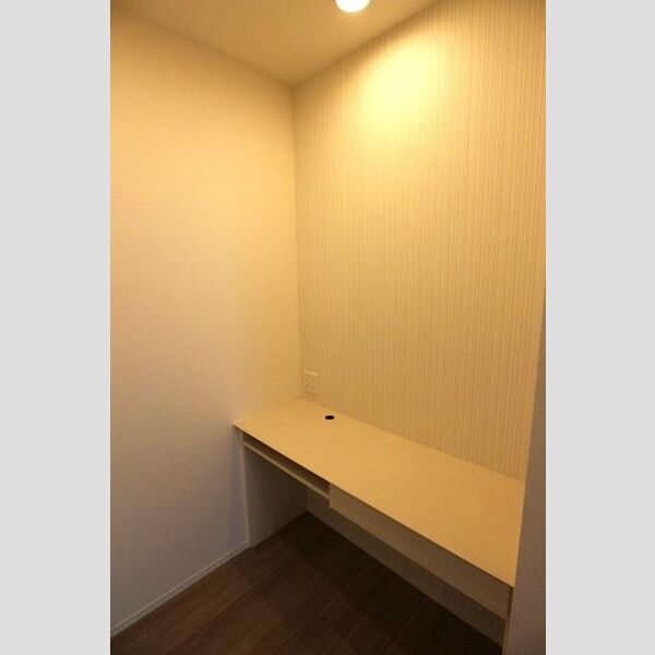 オーチャード ルームズ102号室 北側洋室テレワークスペース