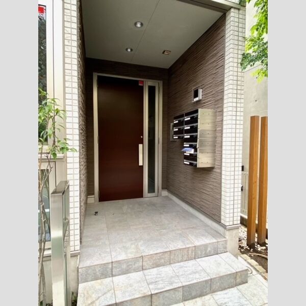 D-room HIROO オートロック付きのエントランス