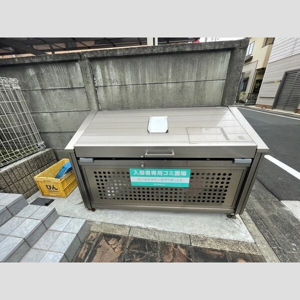 ラピュタ101号室 ゴミストッカー