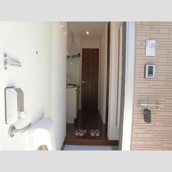 レーヴ・シャルマン102号室 玄関