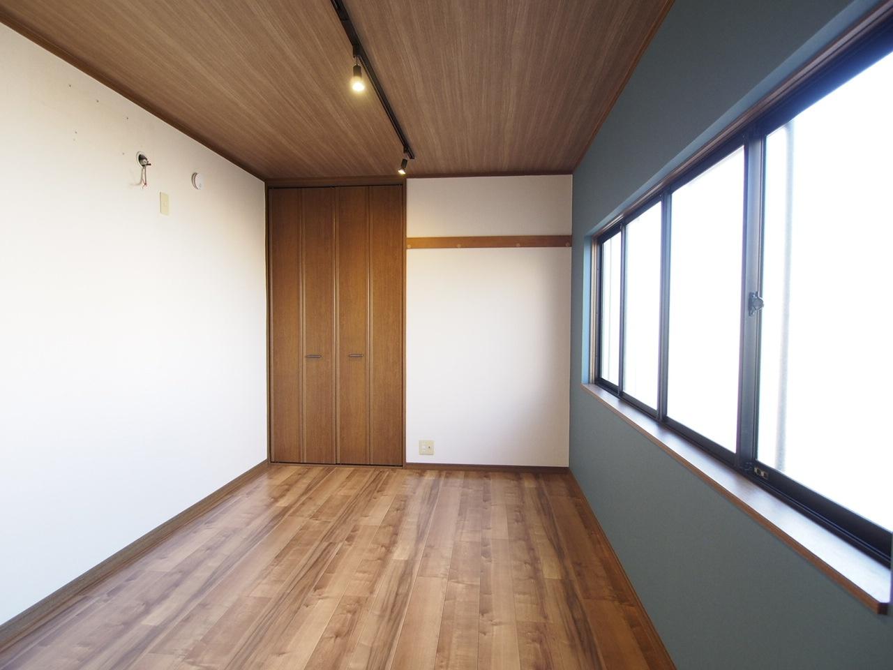 ベリーハイツ202号室 左側に新品エアコン設置（入居までに設置予定）