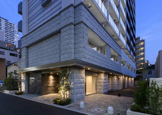 グランド・ガーラ川崎西口 御影石の素材感が映えるエントランス～夜景～