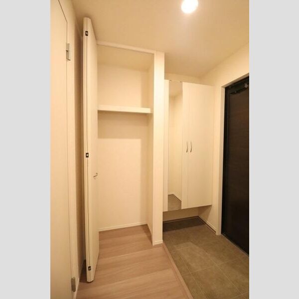 セジュール春日町2201号室 玄関鏡付シューズBOXと収納