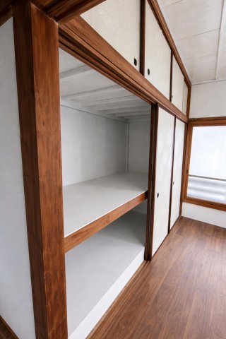 柏市南逆井戸建 1階の大部屋でも広い押入を配置しております