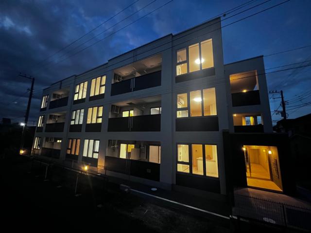 メゾン　フルール 外観写真（夜）