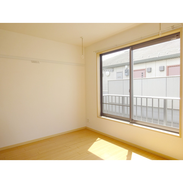 クリスタルコートＢ203号室 大きな窓から陽が良く入ります　イメージ