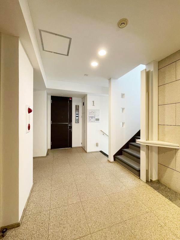 新宿7丁目マンション2階 エントランス