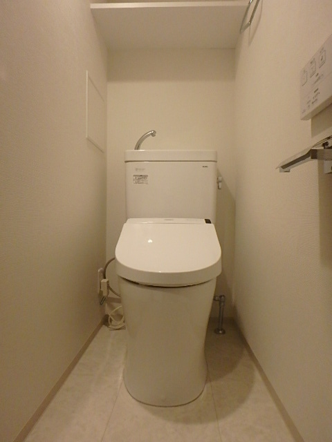 ガーラ・リバーサイド横濱南 シャワー付トイレ（棚あり） 落ち着きのあるロビーにはカメラ付オートロック完備