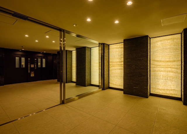 ガーラ・リバーサイド横濱南7階 落ち着きのあるロビーにはカメラ付オートロック完備