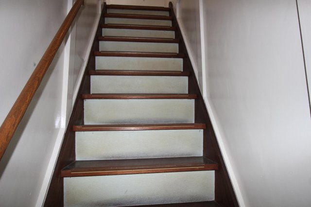 富士見市羽沢一丁目戸建 階段　すぐに2階へ行けます