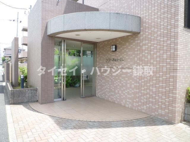 ラフィーネ・なかにし0106号室 エントランスです。タイル張りのマンションできれいです