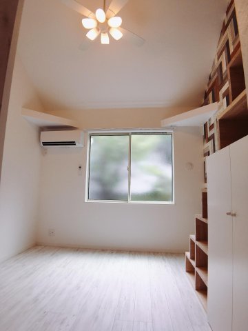 ヴィンティア鶴川 居室には目隠し効果のある型板ガラスを採用。