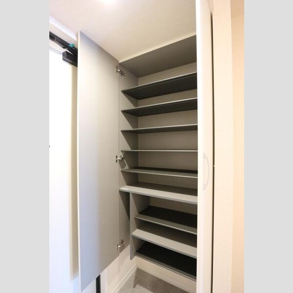 クラレット　A棟105号室 シューズボックス