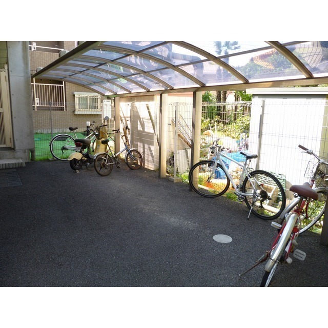 ソレイユ藤が丘102号室 屋根付き駐輪場