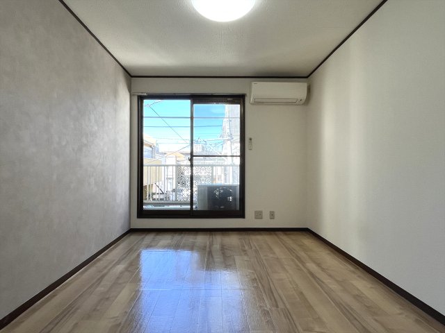 メゾン・マドレーヌ205号室 同物件・別部屋画像。左右反転タイプ