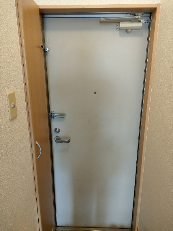 レスコムアルファ1階 玄　関