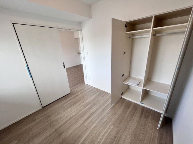 びゅうリエット横浜東神奈川517号室 洋室１　収納　※別号室の参考写真です(現況優先・仕様違いの場合あり)