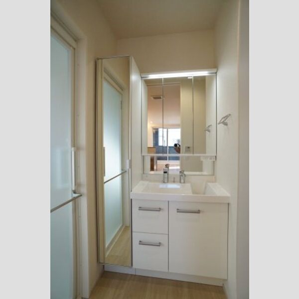 雄治レジデンス302号室 3面鏡のシャンプードレッサー♪収納豊富