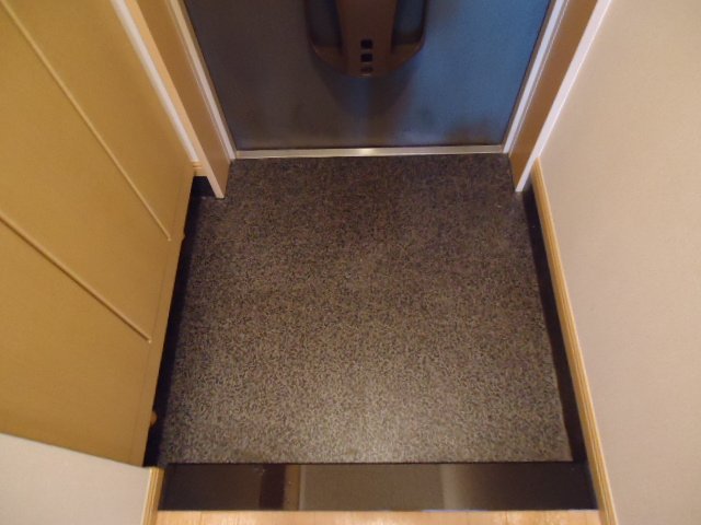 サールナート202号室 玄関