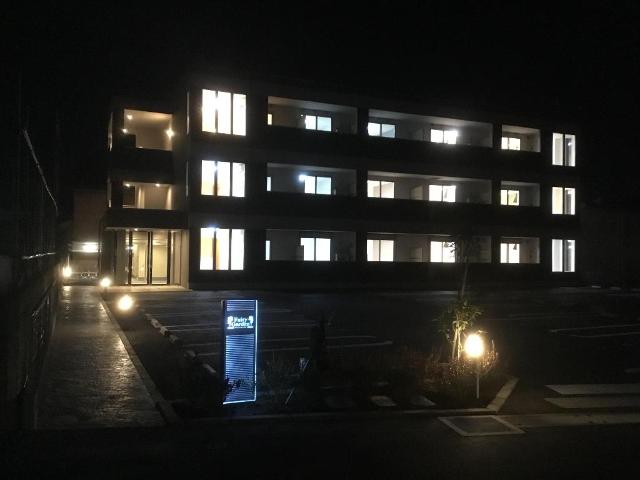 フェアリーガーデン 外観写真（夜）