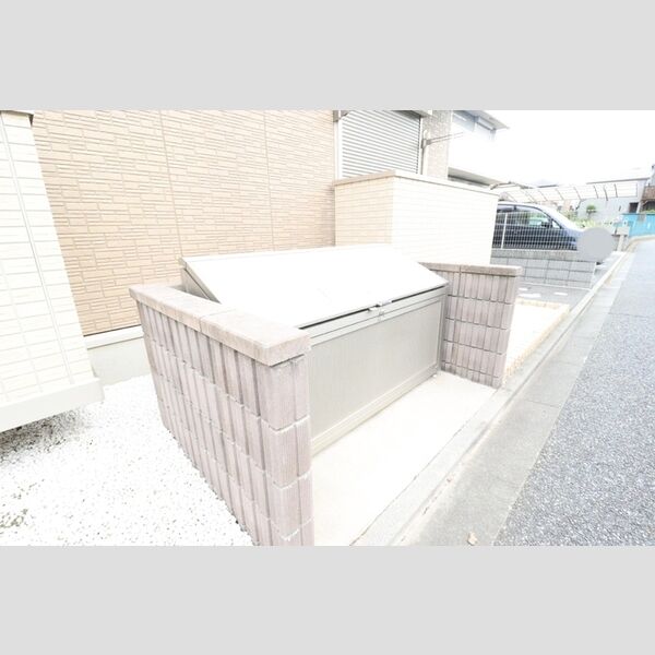 オーカー・ボア201号室 ゴミステーション