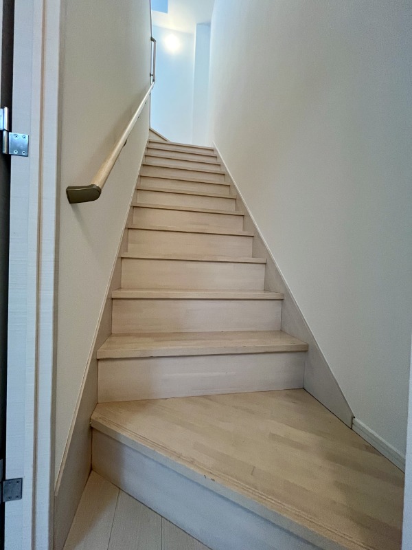 レジディア白金高輪1階 室内階段