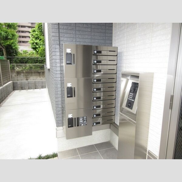 アンジュール高松102号室 宅配BOX・集合ポスト