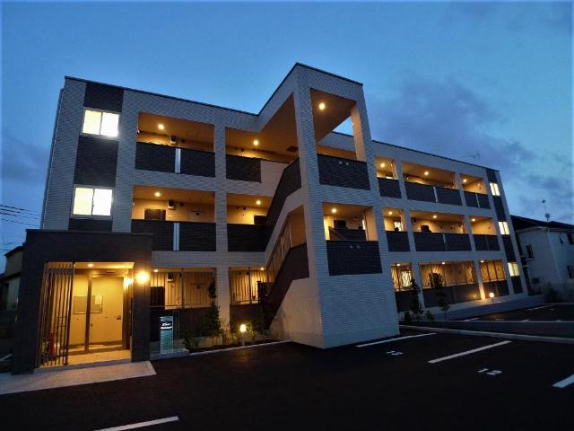 フルール 外観写真（夜）